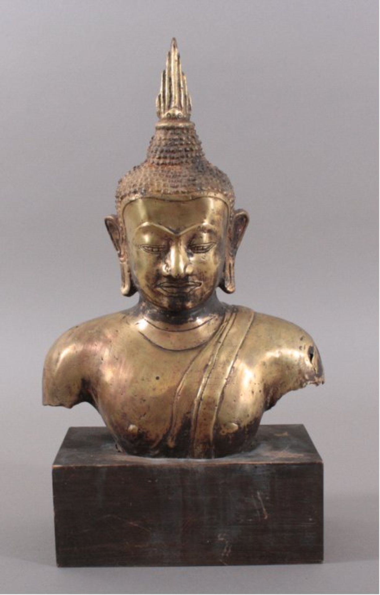 Buddha-Kopf, Thailand 1. Hälfte 20. Jh.Bronzeskulptur auf rechteckigem Holzsockel, ca. H-38