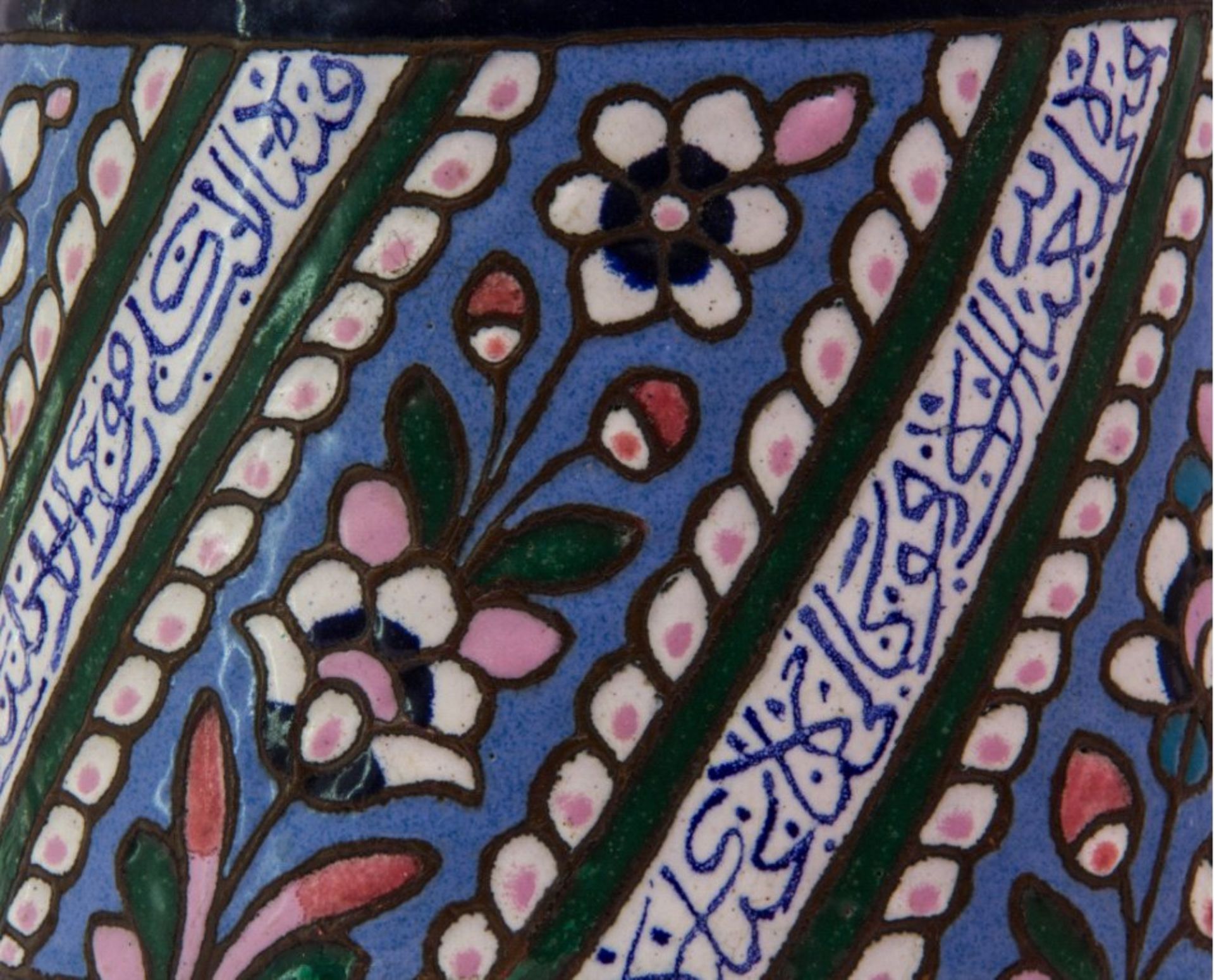 Vorratsgefäß wohl Nordafrika 18./19. Jh.rundes Kupfergefäß, umlaufende Emaillebemalung von Blumenund - Image 2 of 3