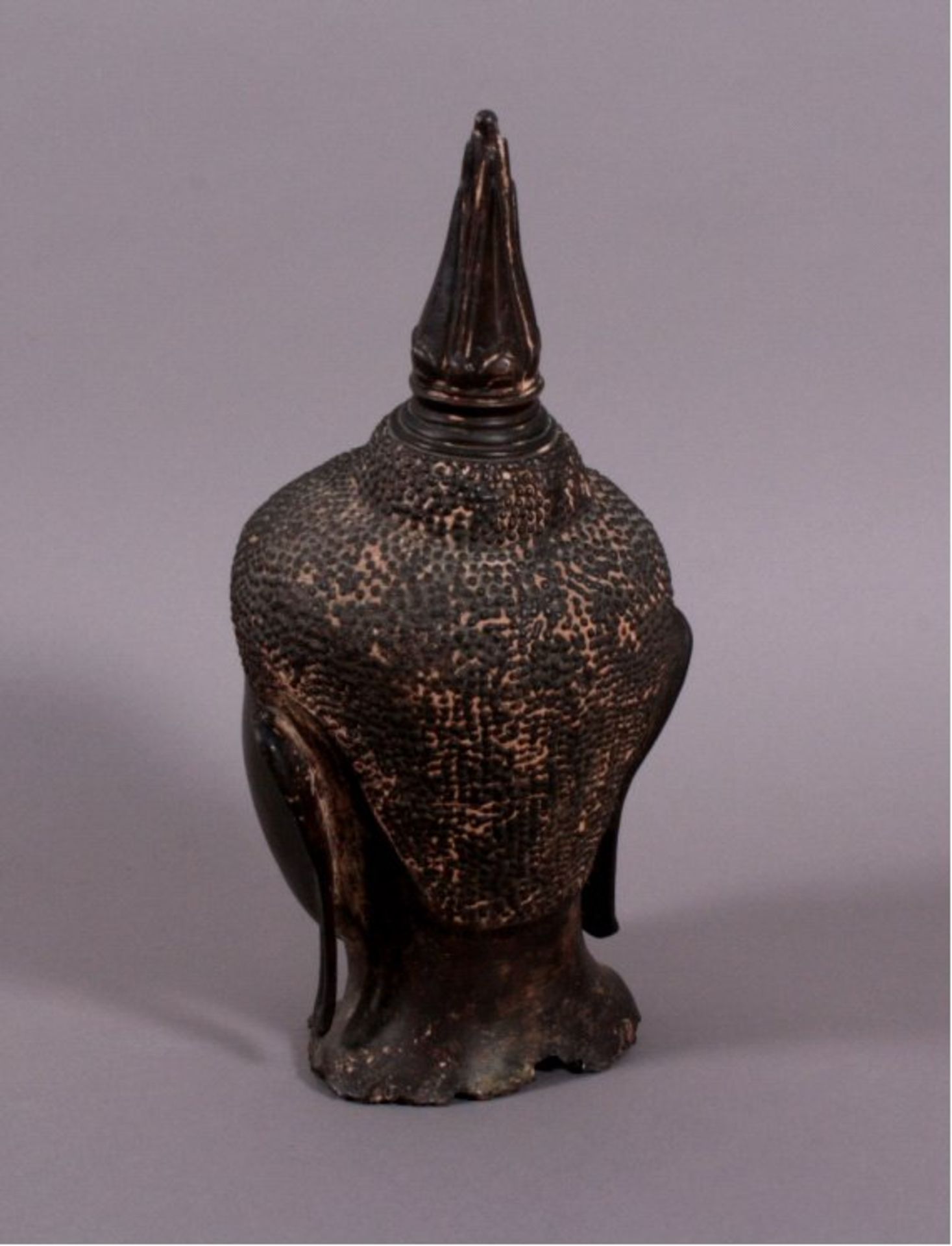 Buddhakopf aus Bronze Thailand 17./18. Jh.Sehr schöne und ausdrucksstarke Gesichtszüge, - Bild 2 aus 2