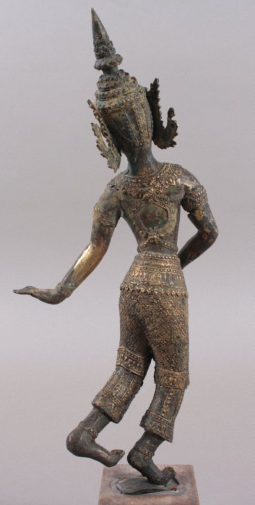 Tänzerin, Thailand 20. Jh.Bronzeskulptur auf viereckigem Holzsockel, mit Resten vonVergoldung, - Bild 2 aus 3