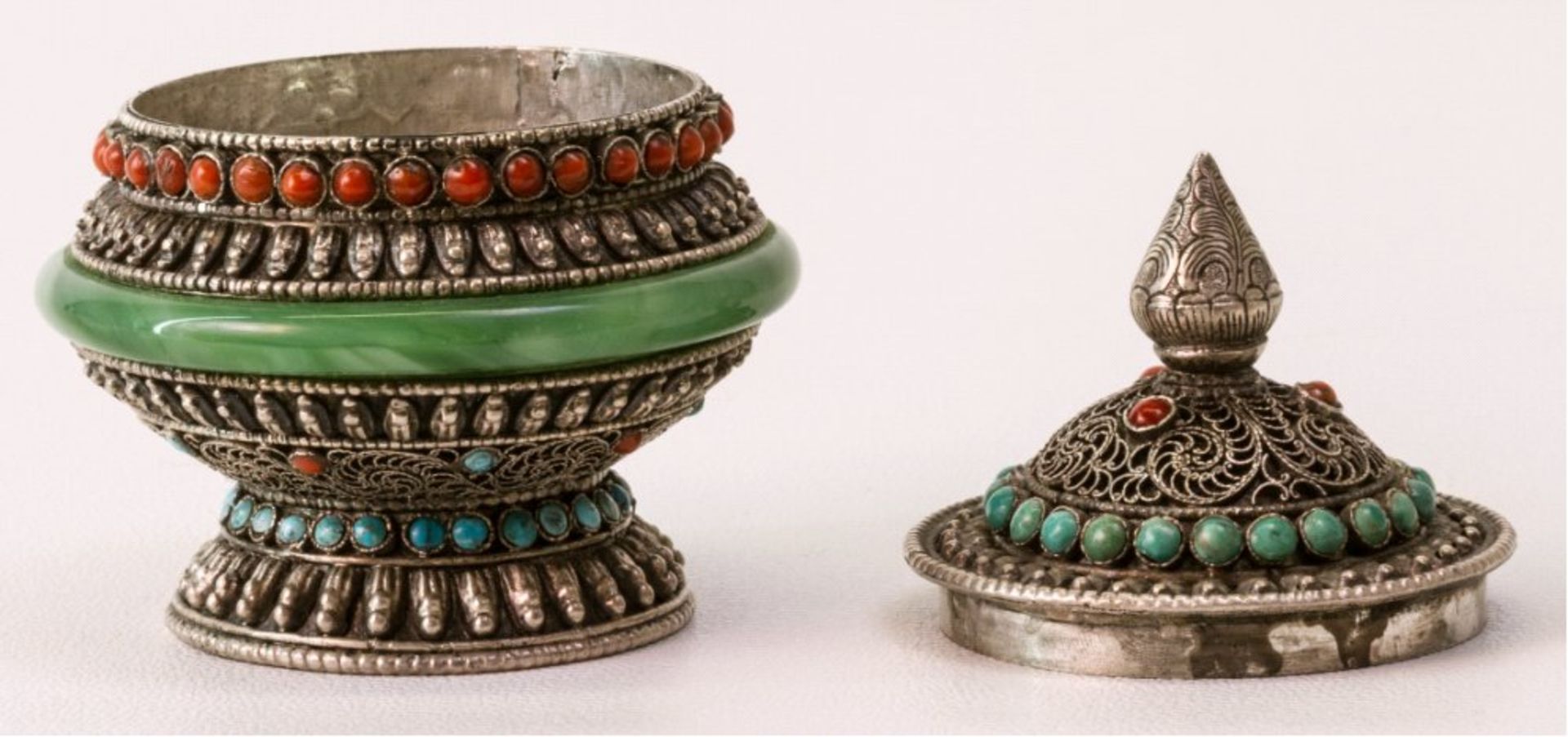 Tibet, Deckelgefäß aus SilberFiligran gearbeitet, verziert mit Türkisen, grüner Jade undroter - Image 3 of 5