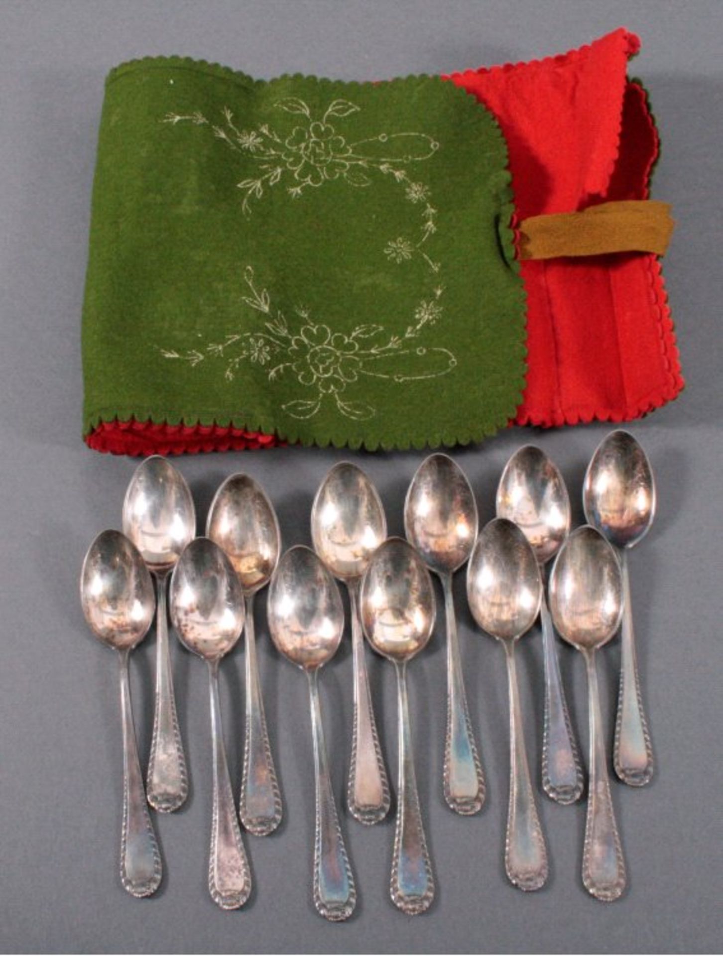 12 MokkalöffelDeutsche Punze, Sichel und Krone, 800er Silber, mitbestickter Filztasche, ca. 296 g