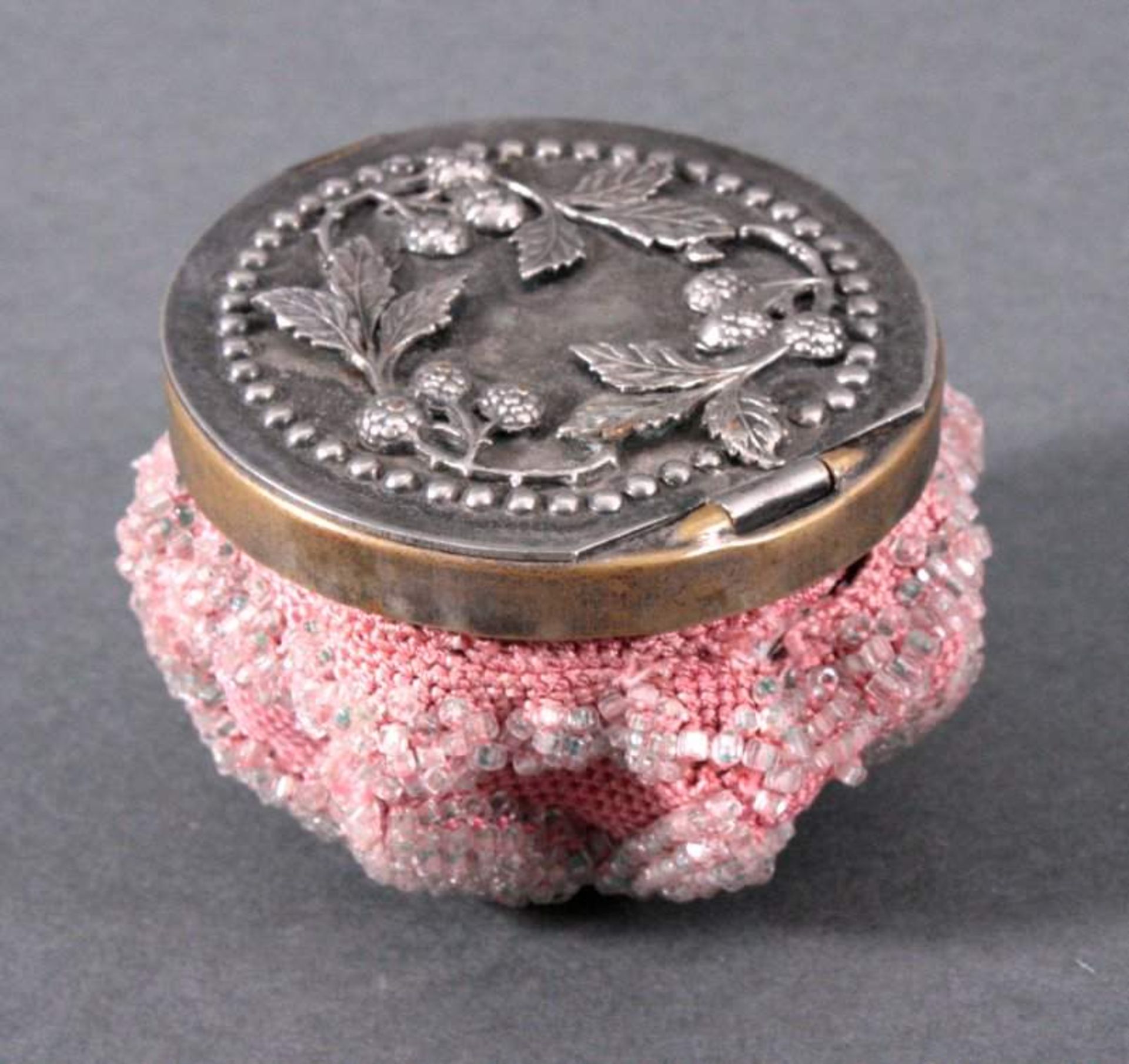 Geldbörse 19. Jh.Rosa Stoffbeutel mit Perlenbesatz, versilberte Montur,reliefierter Deckel, verziert