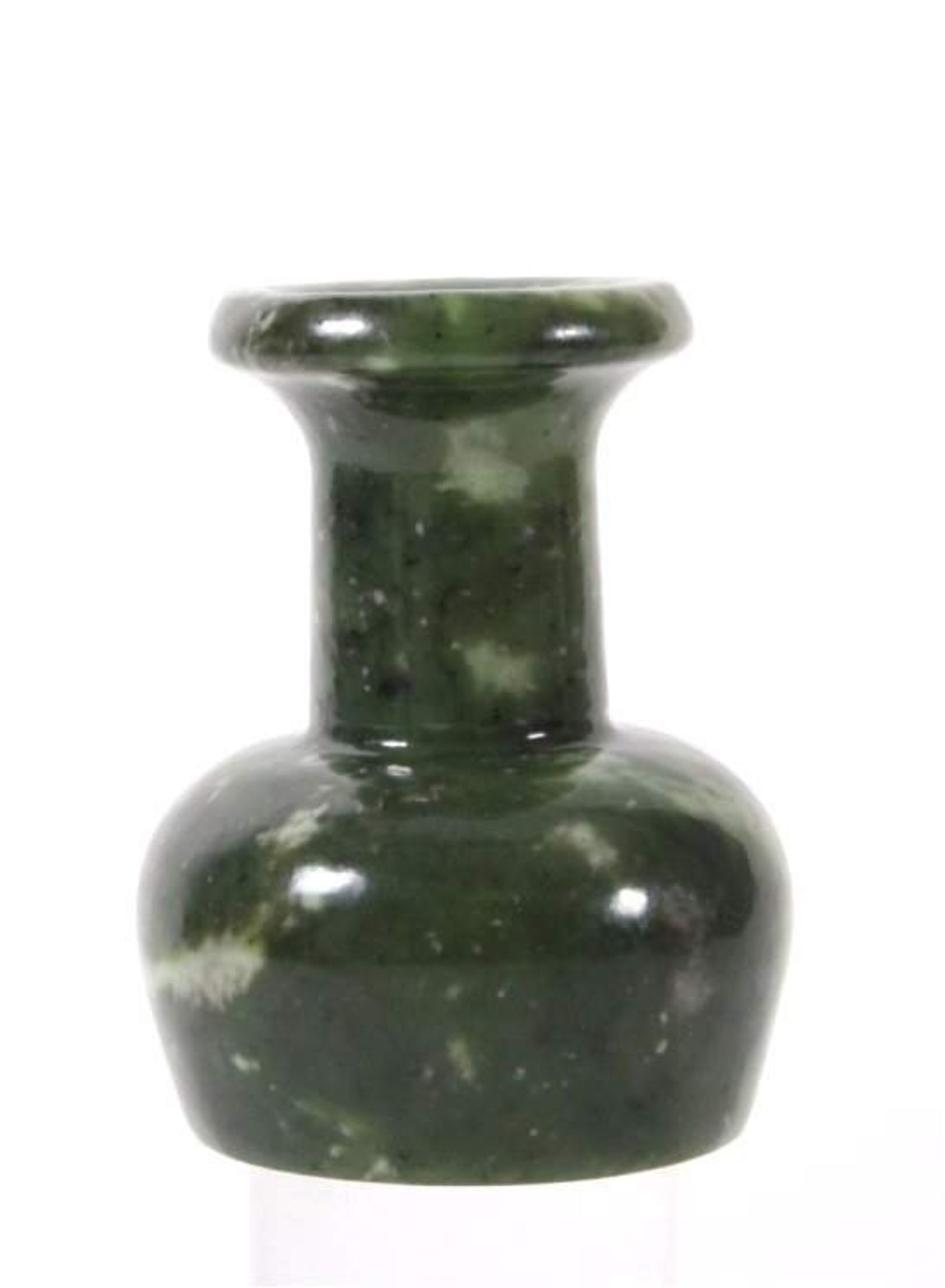 Jade-Vase, ChinaKleine Vase aus spinatgrüner Jade, gebauchte Form mitlangem, zylindrischem Hals, ca.
