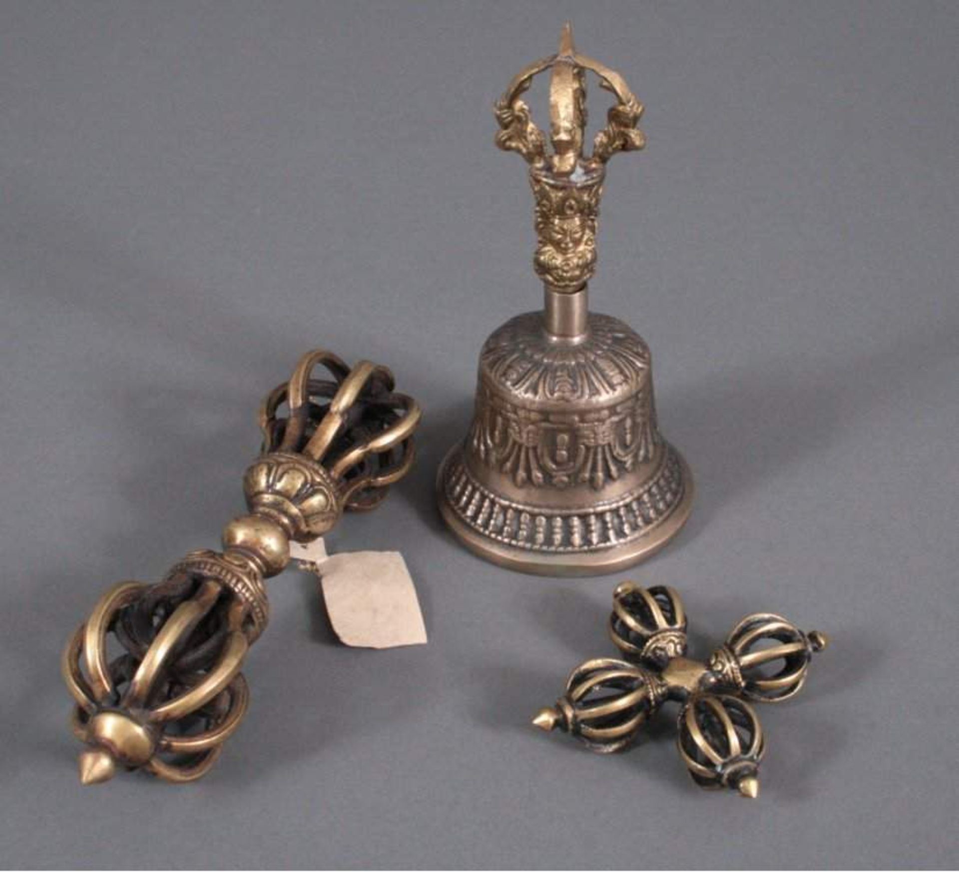 Tibet, 3 Gebetsgegenstände, 20. Jh., Bronze1 Ganta-Glocke H-15 cm1 Doppeldorje D-8 cm1 Dorje L-18