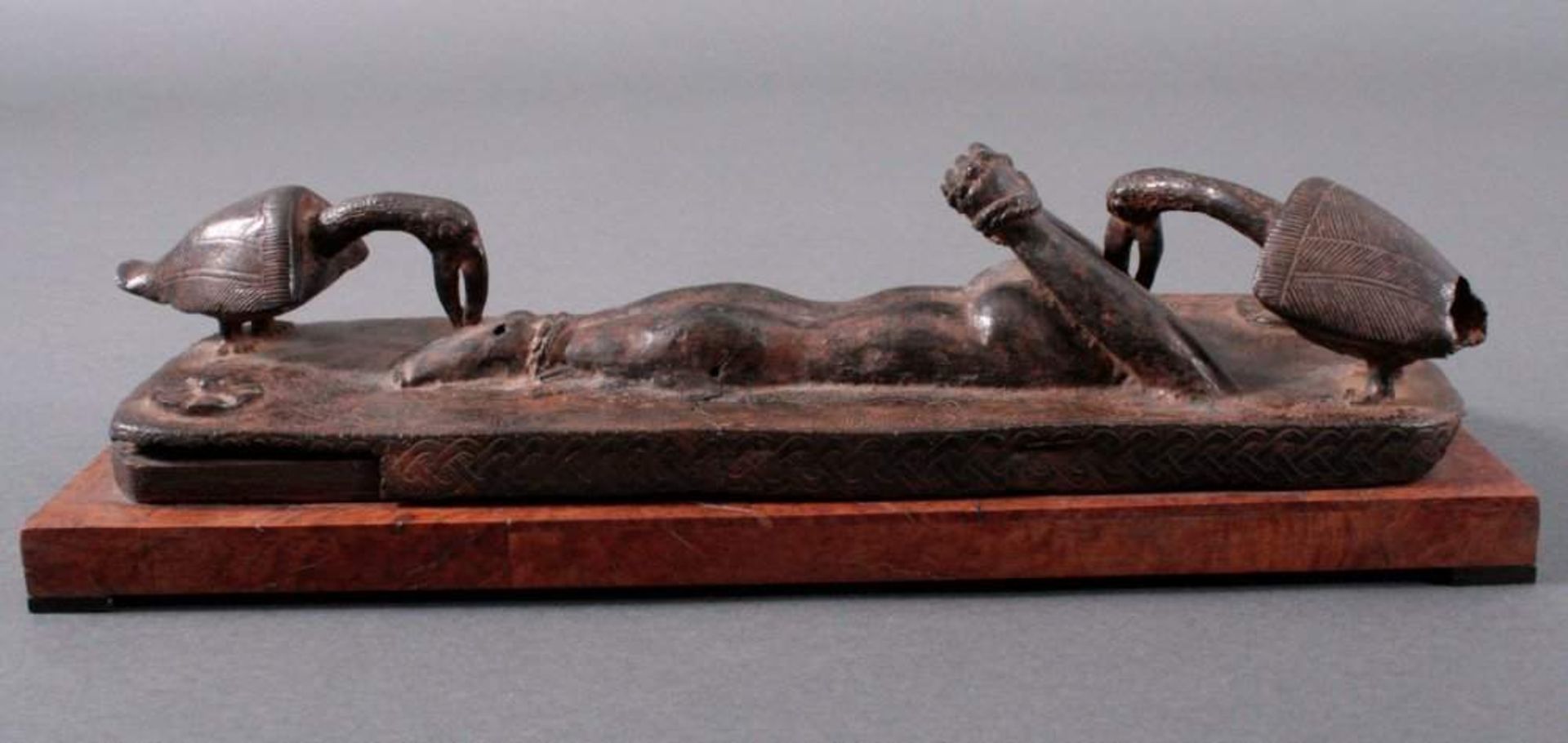 Bronze-Skulptur, China 18./19. Jh.Längliche Skulptur eines gefesselten und auf dem Bauchliegenden - Bild 3 aus 6