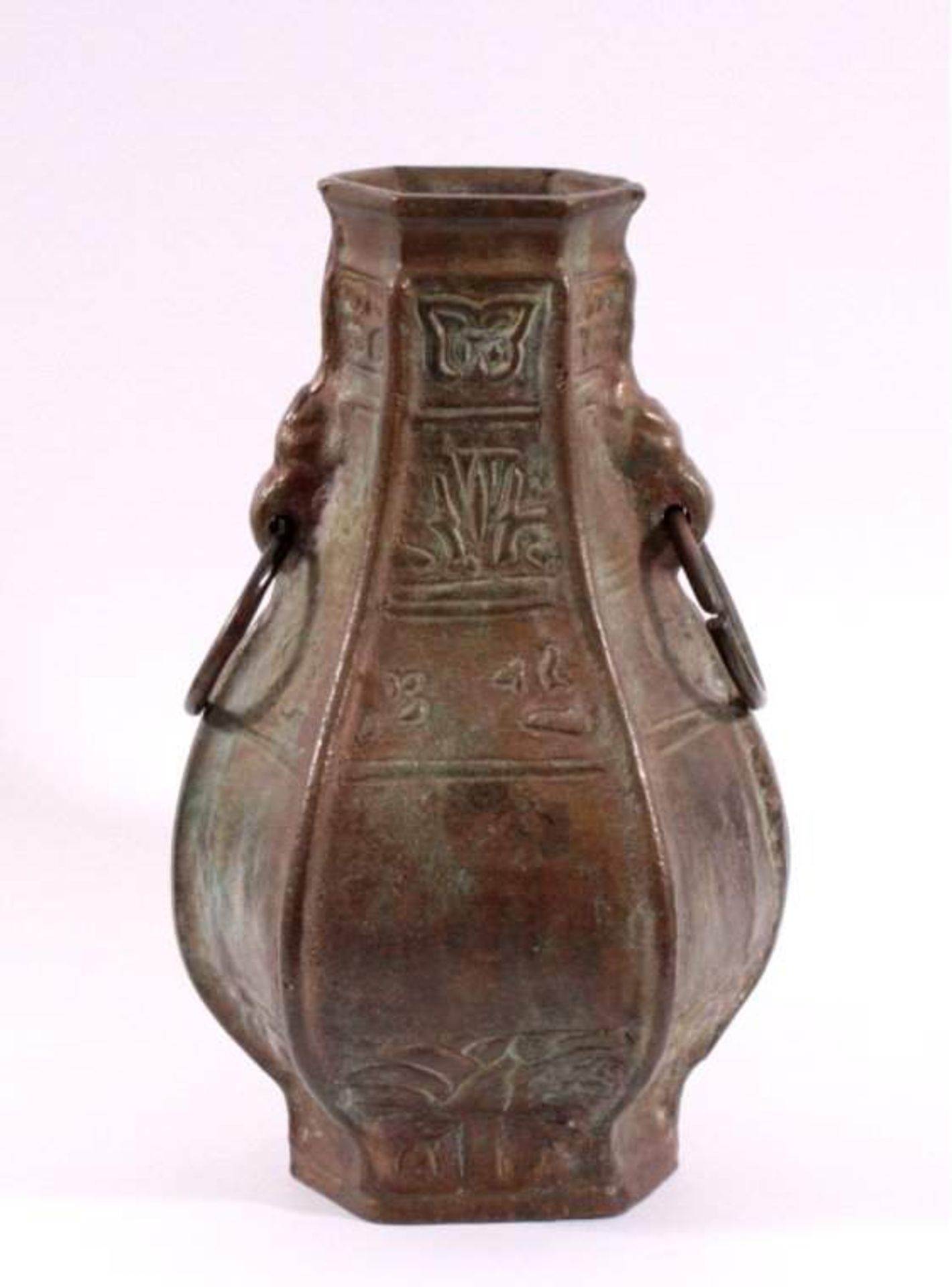 Bronze-Vase, ChinaOktogonale Form, gebaucht, seitliche Halterringe mit Öse inForm eines