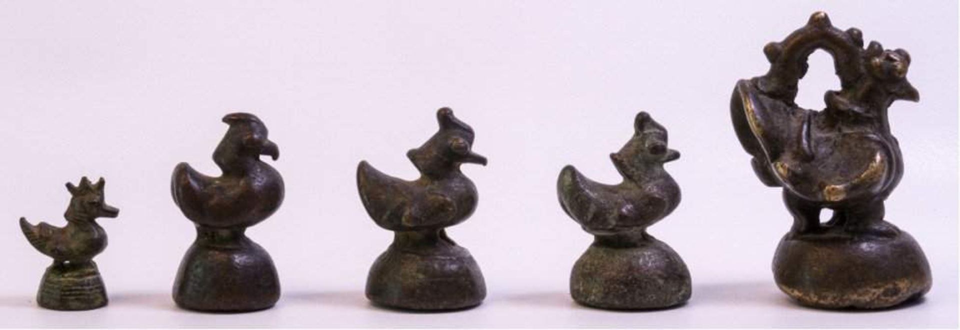 5 Opiumgewichte, Burma 17./18. Jh.Bronze, in Hühnerform, ca. H-3,5 bis 9 cm - Bild 2 aus 2
