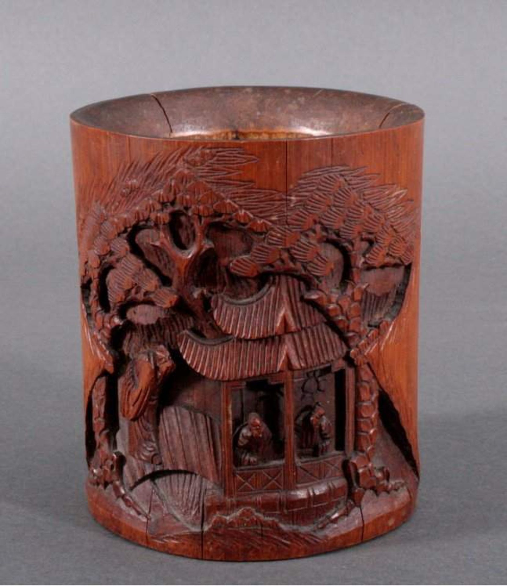 Pinselbehälter, China 19. Jh.Aus Bambus geschnitzt, auf der Schauseite verziert mitgeschnitzter