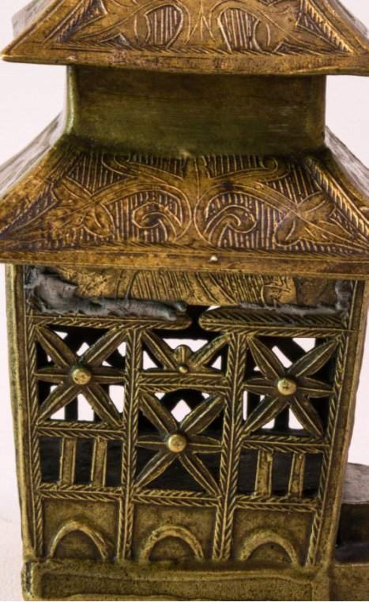 Weihrauchbehälter aus Bronze 19. Jh.In Form einer Pagode, durchbrochen gearbeitet,Ornamentdekor, - Bild 4 aus 4
