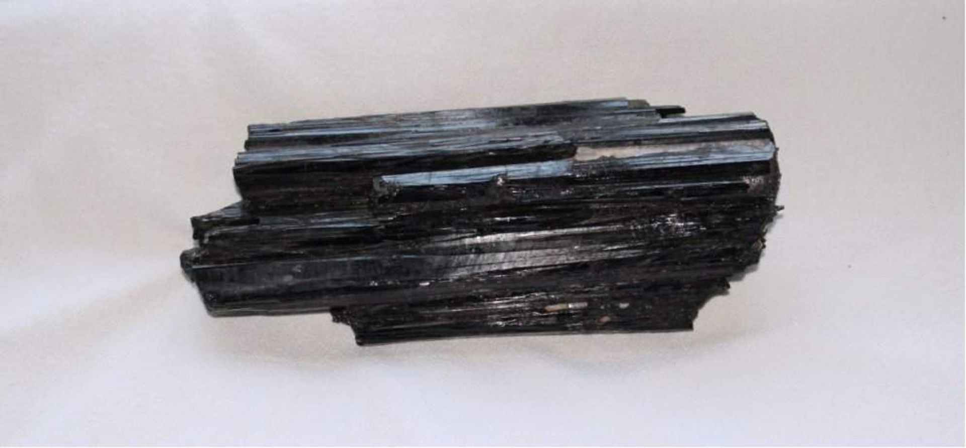 Schwarzer TurmalinFundort Minas Gerais Brasilien.13,7 x 5,4 x 2,7 cm.Gwicht: 256 g.