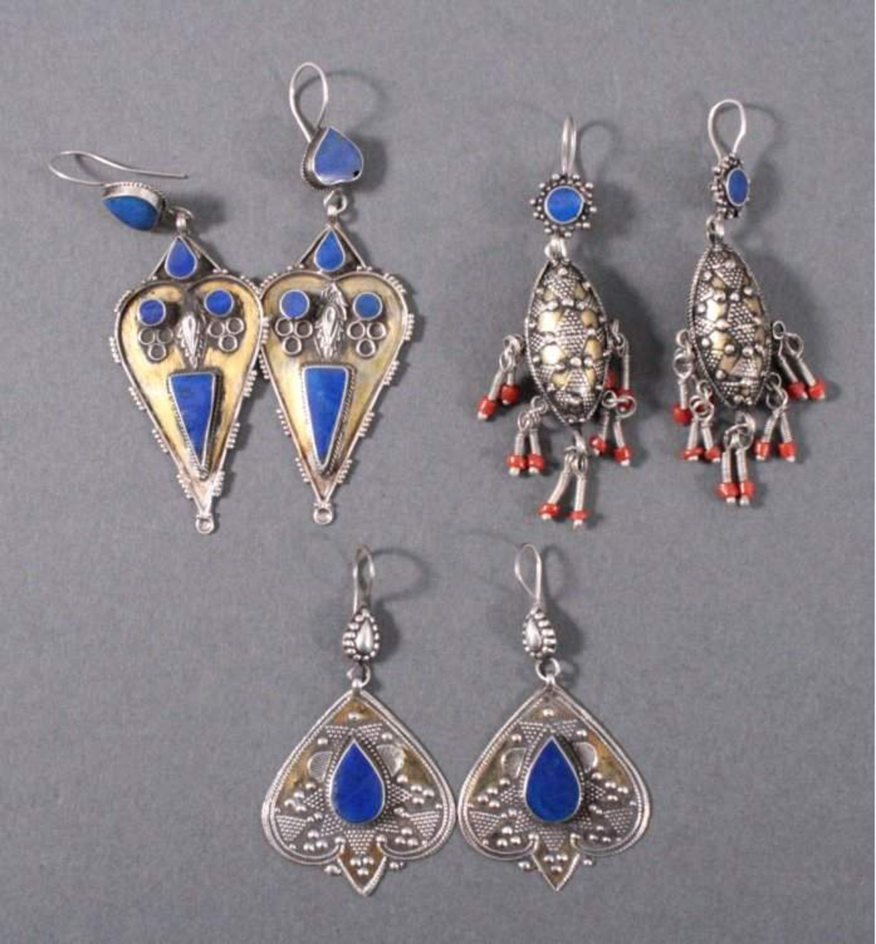 3 Paar Ohrgehänge, alter NomadenschmuckAus Silber gerfertigt, feuervergoldet, besetzt mitLapislazuli