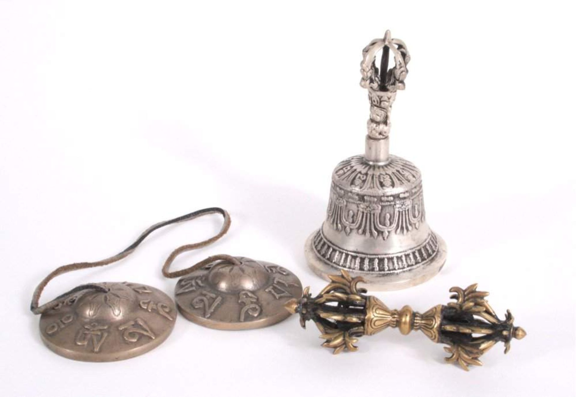 3 tibetische, zerimonielle Gebetsgegenstände, 20. Jh.aus Bronze,1 Ganta-Glocke H-15 cm1 Dorje L-13