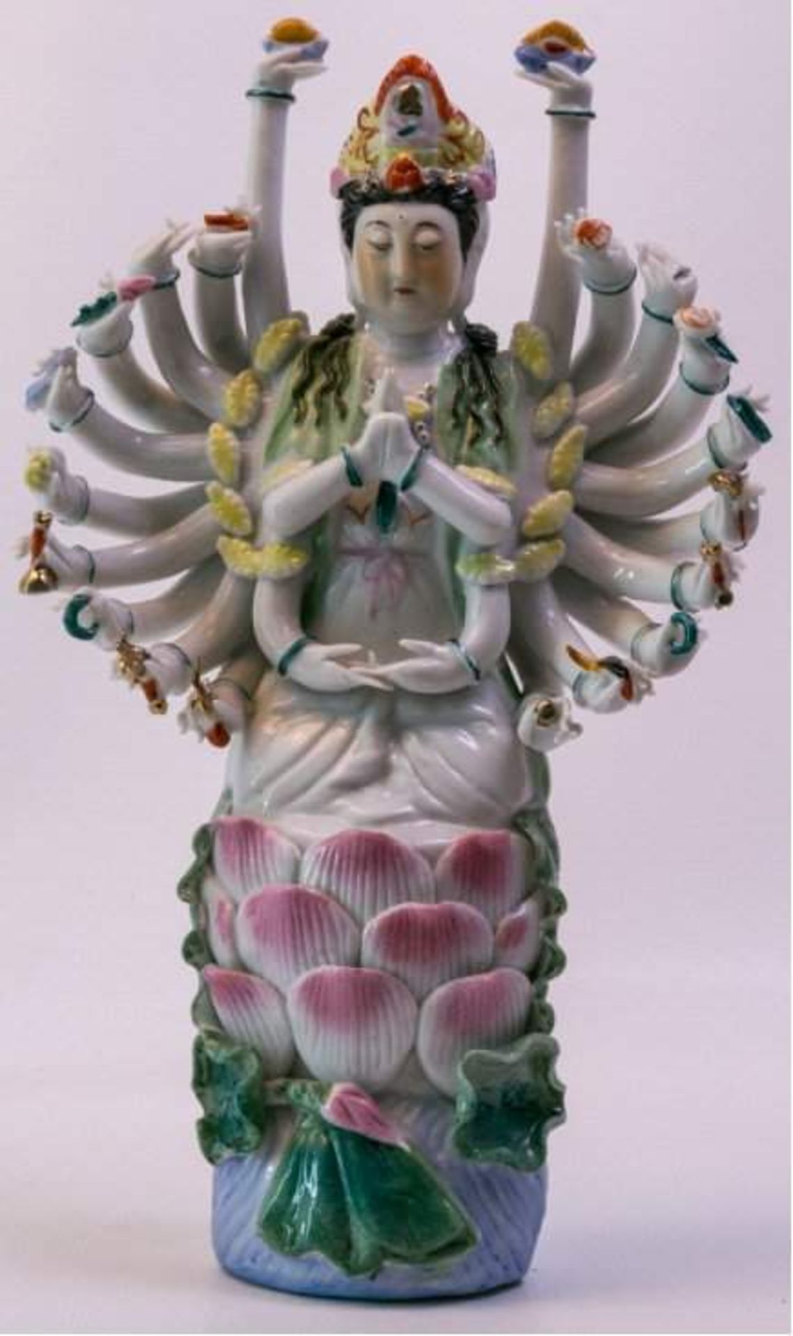 Porzellanskulptur Avalokiteshvara , ChinaWeißporzellan mit polychromer Bemalung, jede Handmit