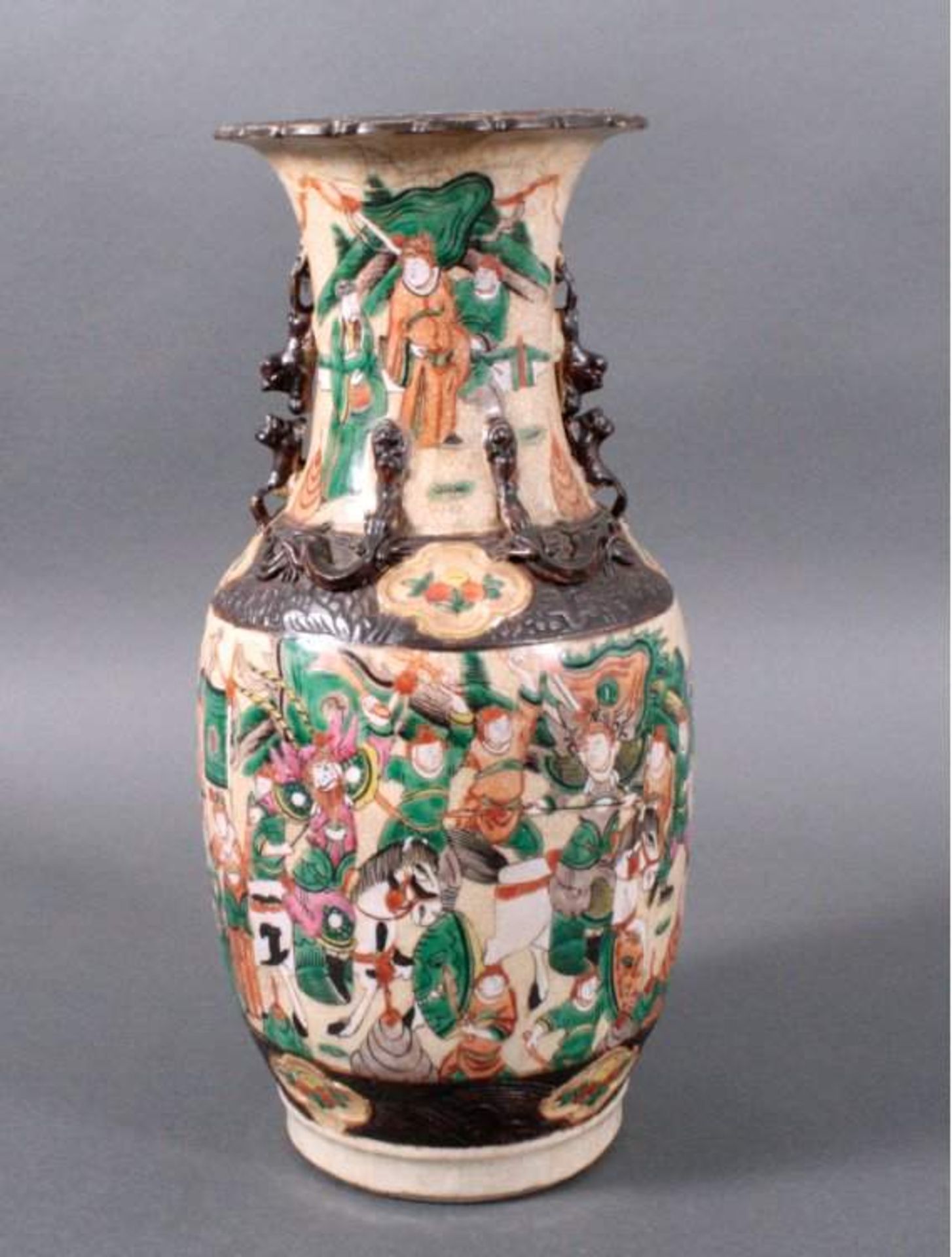 Porzellanvase, China 1. Hälfte 20. JahrhundertTrompetenform, umlaufend polychromen Bemalung von