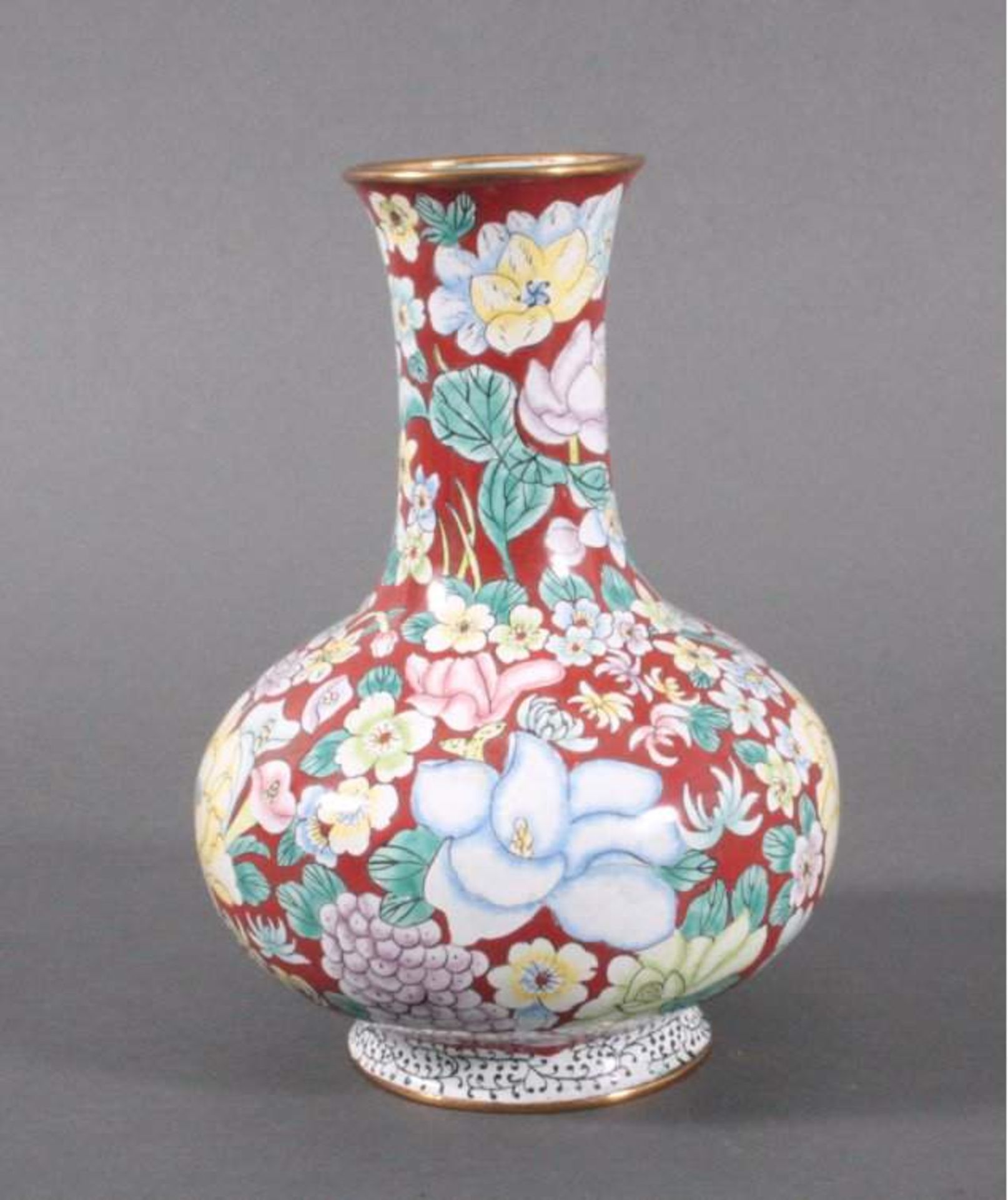 Cloisonee Vase, ChinaBalusterform mit langem Hals, weinroter Fond mit umlaufenderEmaillebemalung von - Bild 2 aus 2