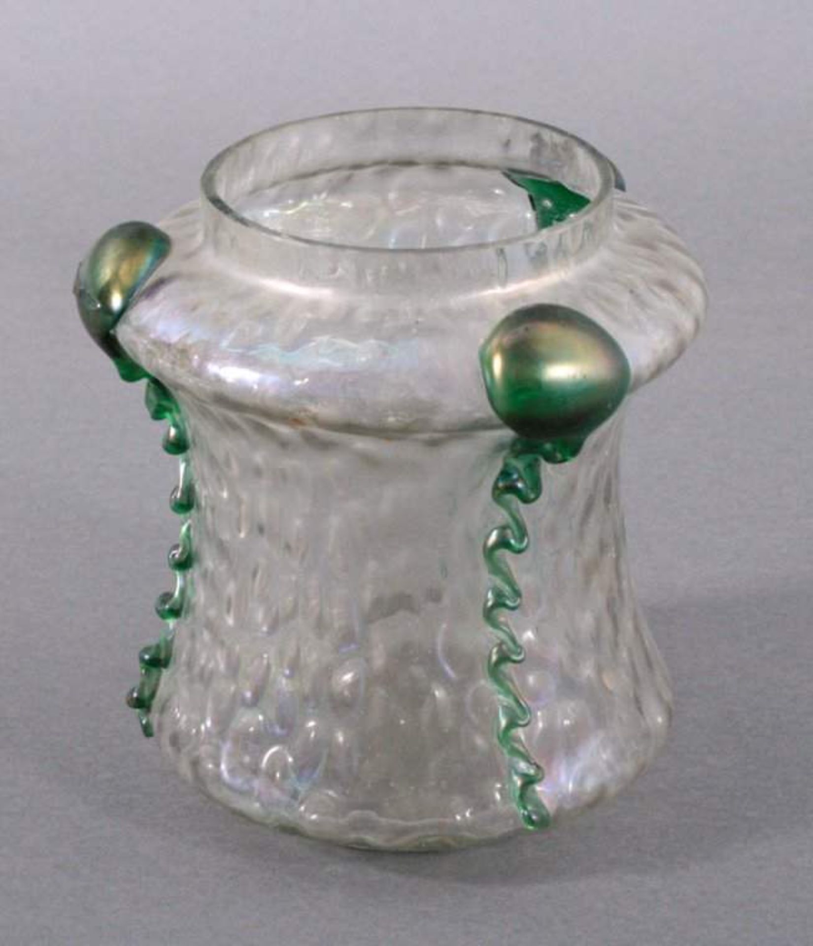 Jugendstil-Vase, KralikLüstrierendes Glas, gehämmerte Wandung, verziert mitaufgesetztem grünem