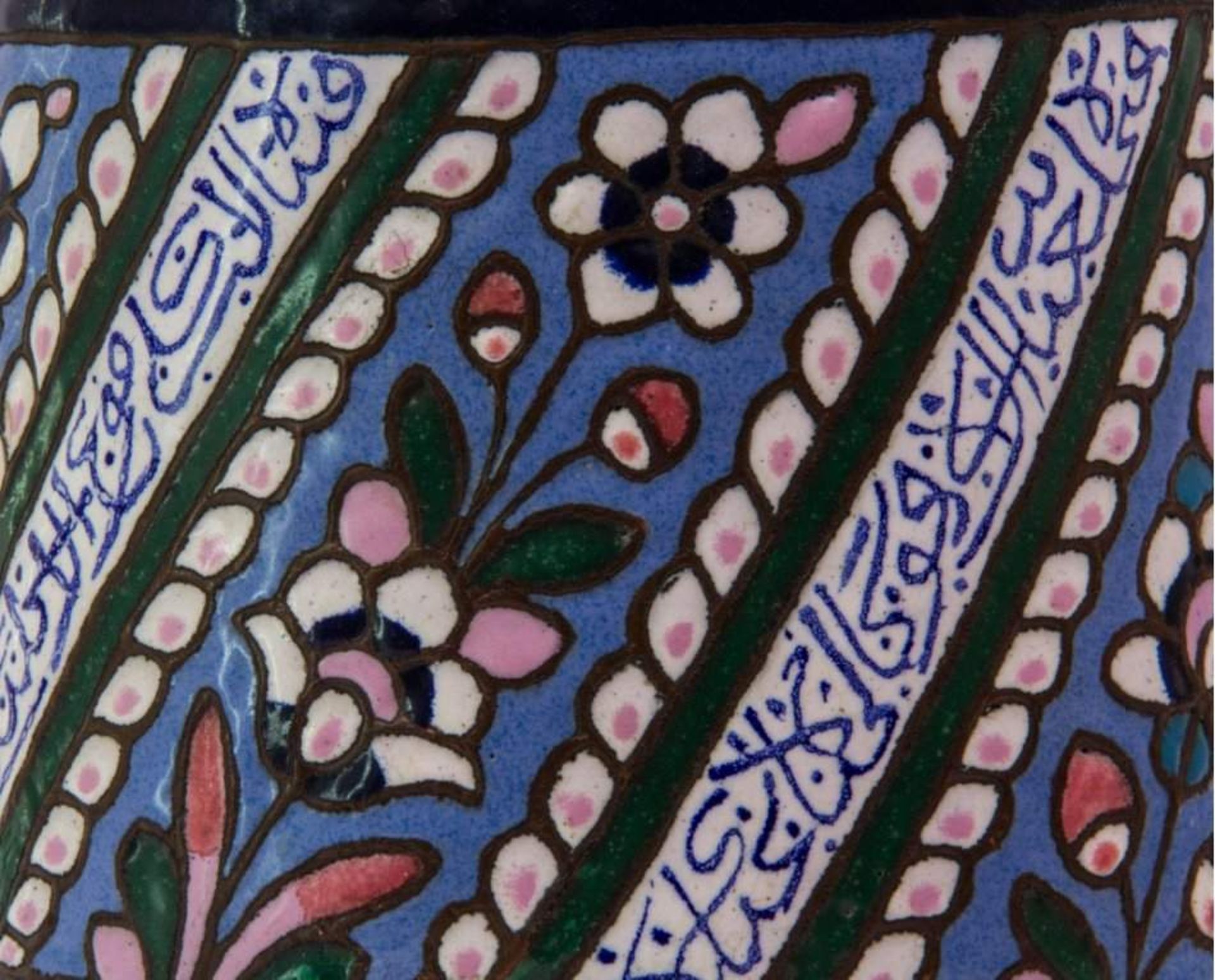 Vorratsgefäß wohl Nordafrika 18./19. Jh.Rundes Kupfergefäß, umlaufende Emaillebemalung von Blumenund - Bild 2 aus 3