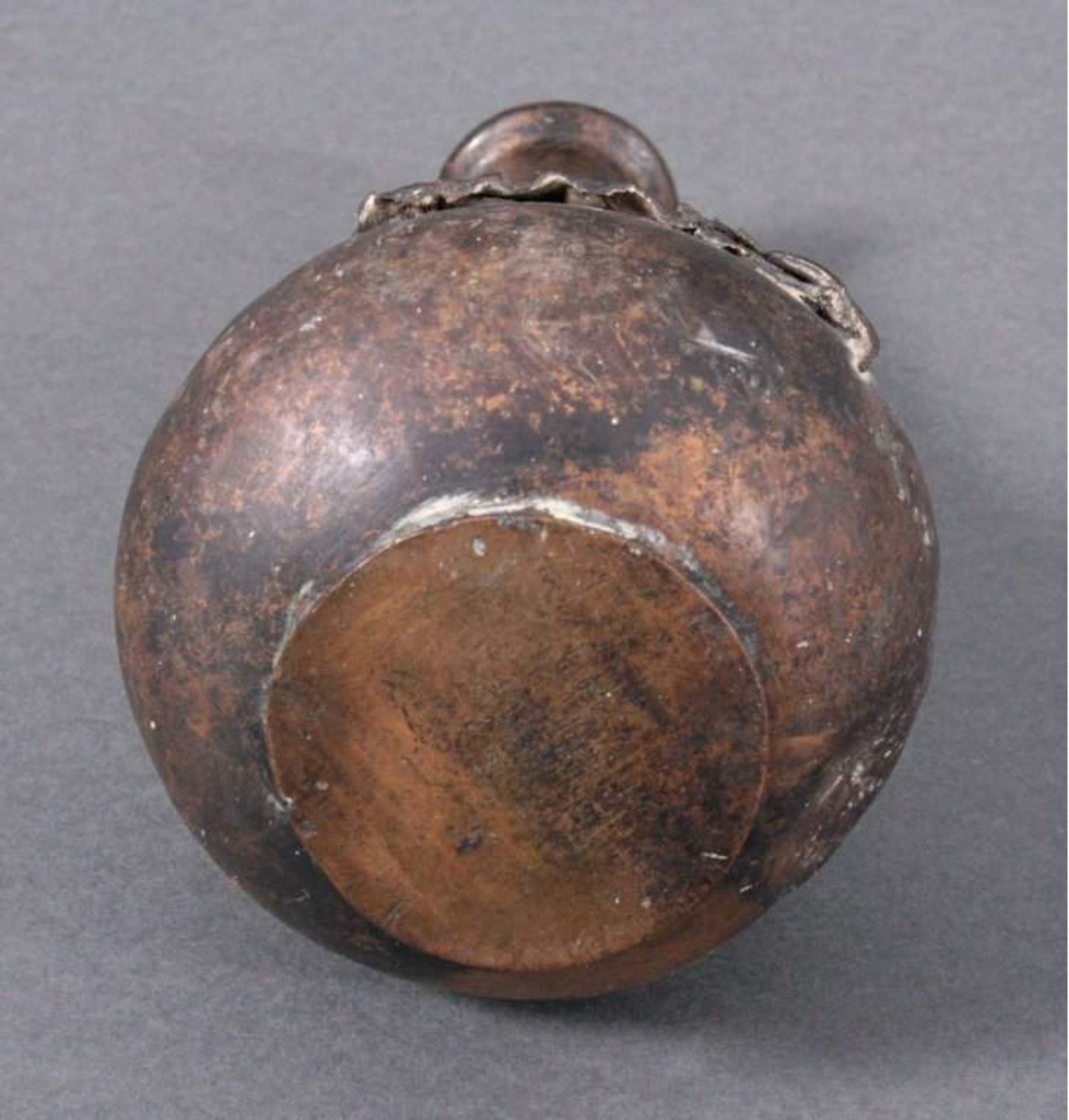 Bronze-Vase, ChinaGebauchte Form mit langem Hals und verzierter Wandung vonrelifierten Blättern - Bild 2 aus 2