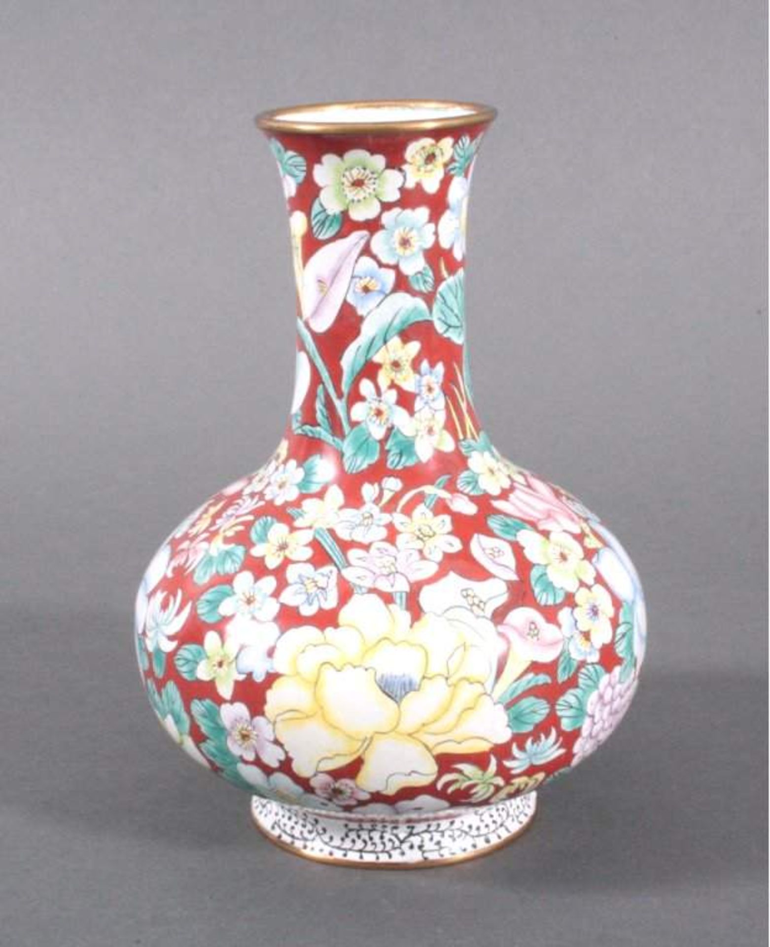 Cloisonee Vase, ChinaBalusterform mit langem Hals, weinroter Fond mit umlaufenderEmaillebemalung von