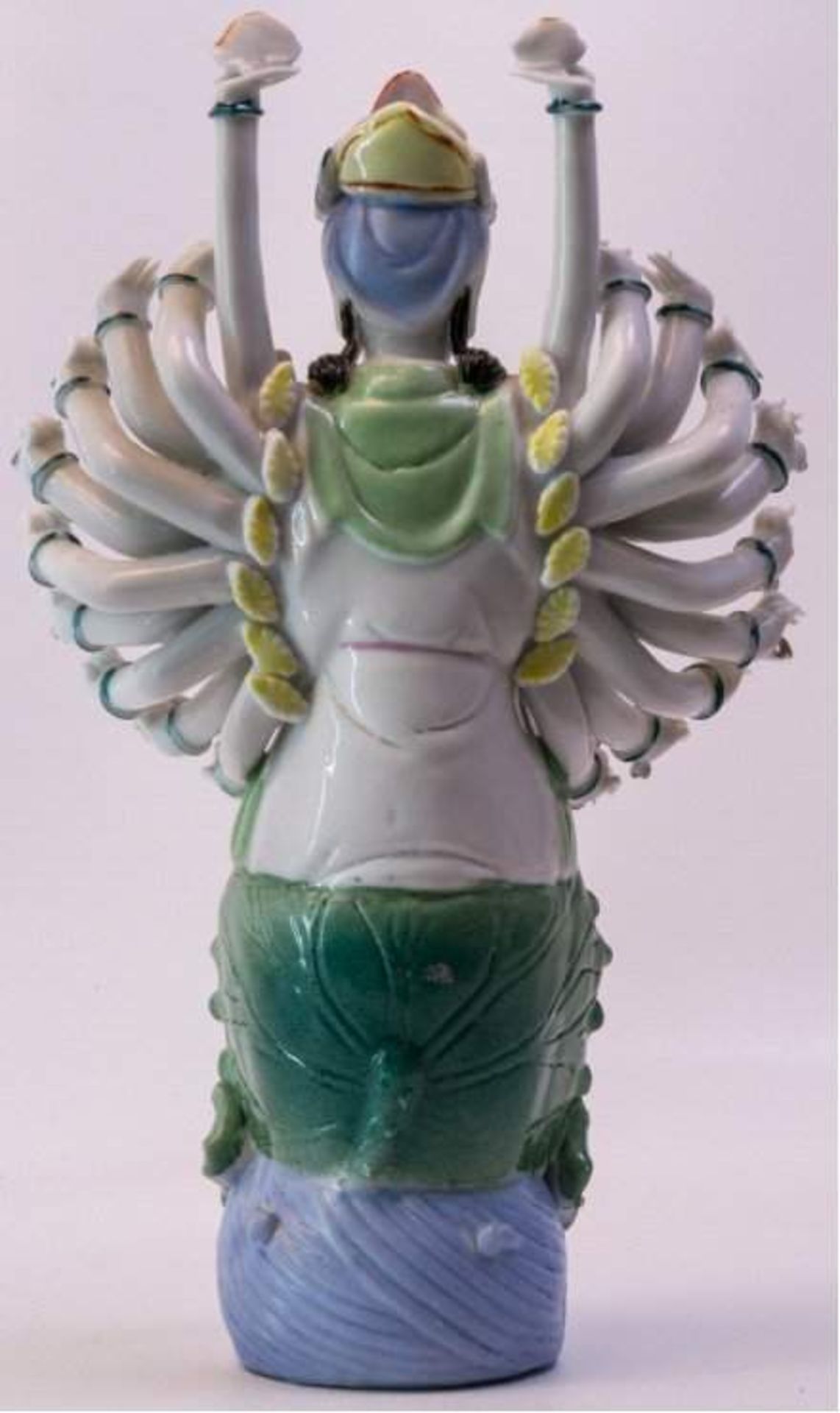 Porzellanskulptur Avalokiteshvara , ChinaWeißporzellan mit polychromer Bemalung, jede Handmit - Bild 2 aus 3