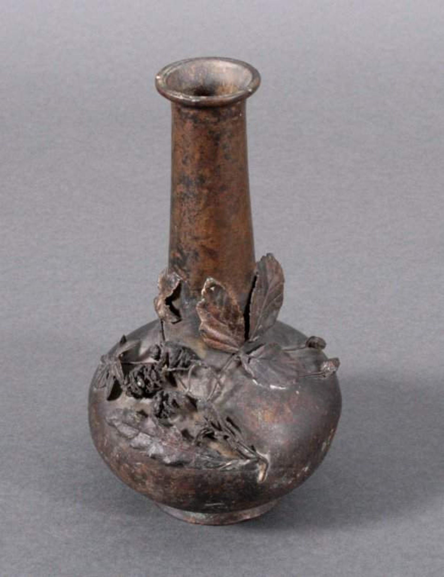 Bronze-Vase, ChinaGebauchte Form mit langem Hals und verzierter Wandung vonrelifierten Blättern
