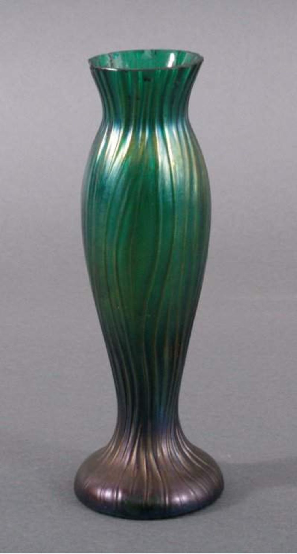 Kralik - Vase um 1910farbloses Glas, lüstierend grün-blau-gold, runder Stand,ausgestellte Mündung,