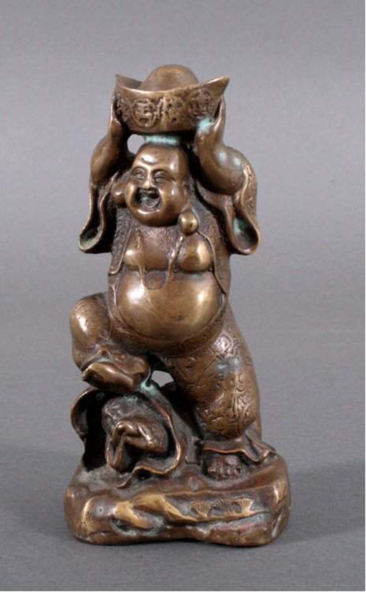 Glücksbuddha, China Qing DynastieLachender Hotei mit Goldbarren auf dem Kopf, verziert