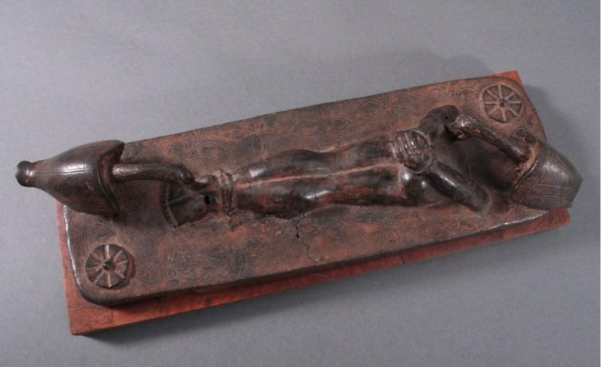 Bronze-Skulptur, China 18./19. Jh.Längliche Skulptur eines gefesselten und auf dem Bauchliegenden - Bild 4 aus 6