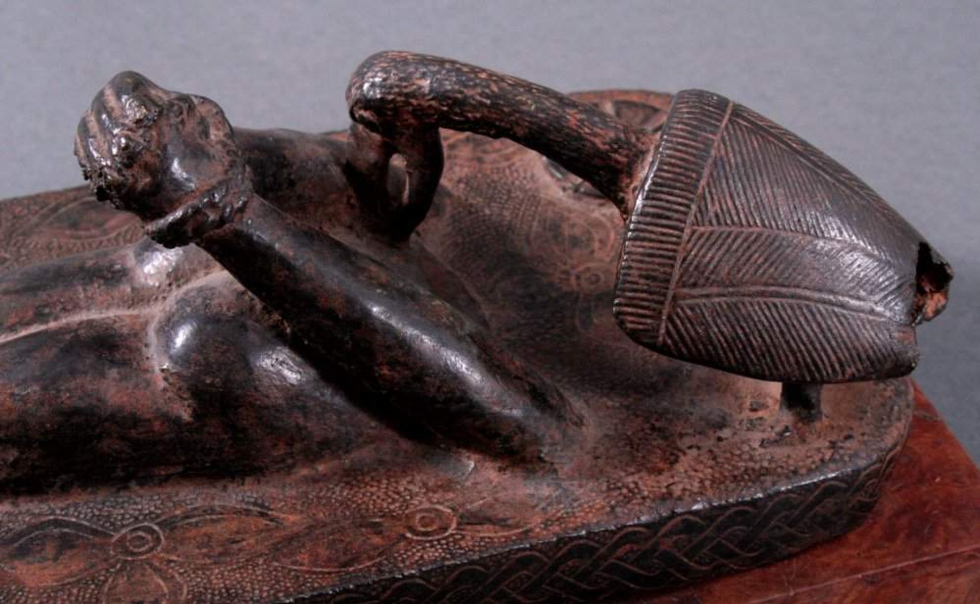 Bronze-Skulptur, China 18./19. Jh.Längliche Skulptur eines gefesselten und auf dem Bauchliegenden - Bild 5 aus 6