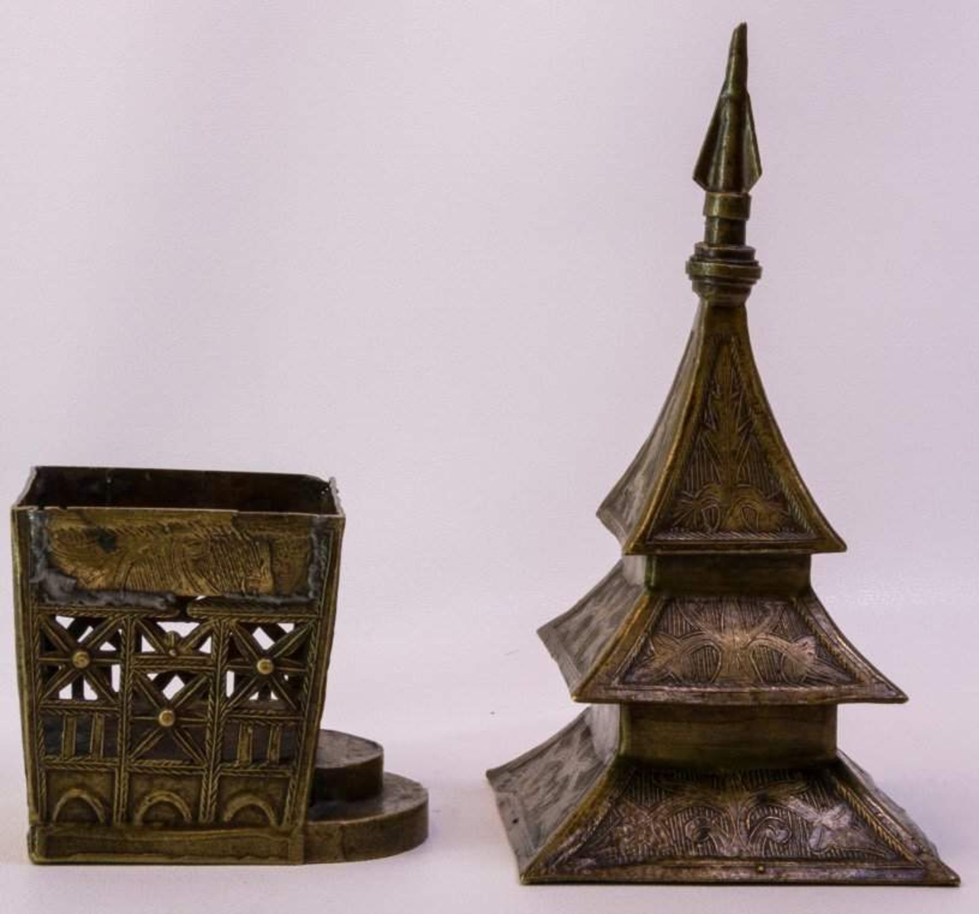 Weihrauchbehälter aus Bronze 19. Jh.In Form einer Pagode, durchbrochen gearbeitet,Ornamentdekor, - Bild 3 aus 4