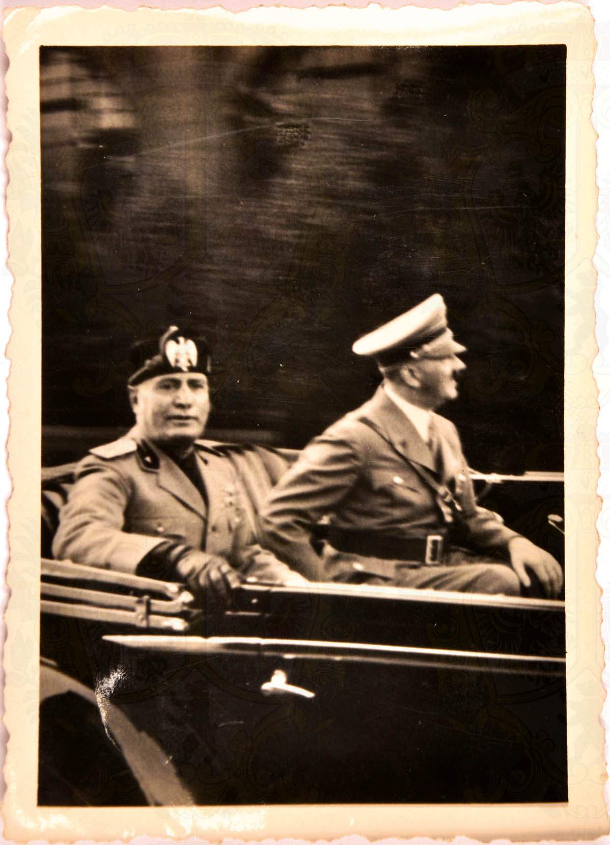 FOTO, Hitler und Mussolini im offenen Wagen, private Momentaufnahme, um 1937, 6x8 cm < 992244F,