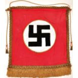 HAKENKREUZ-STANDARTE, privat gefertigtes Stück um 1930, rotes Tuch, beids. aufgenähter, weißer