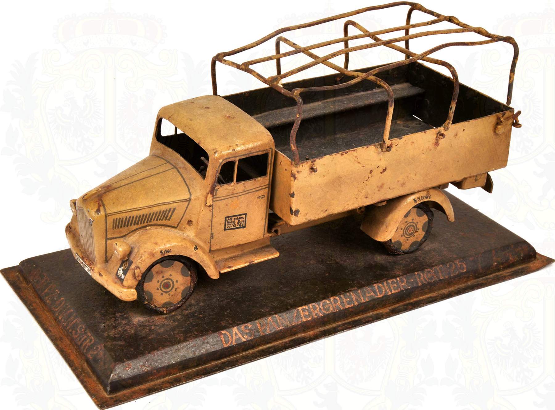 EHRENGESCHENK, Modell eines LKW, vermutlich Opel Blitz, Eisenblech m. sandfarb. Lackierung,