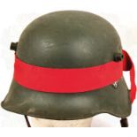 STAHLHELM M 18 MIT OHRENAUSSCHNITT, Glocke mit graugrüner Lackierung u. beiden Emblemen,