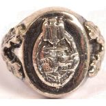 FINGERRING, slb.farb. Buntmetall, aufgesetzte Miniatur d. Pz. Kampfabz., beids. Eichenlaubdekor,