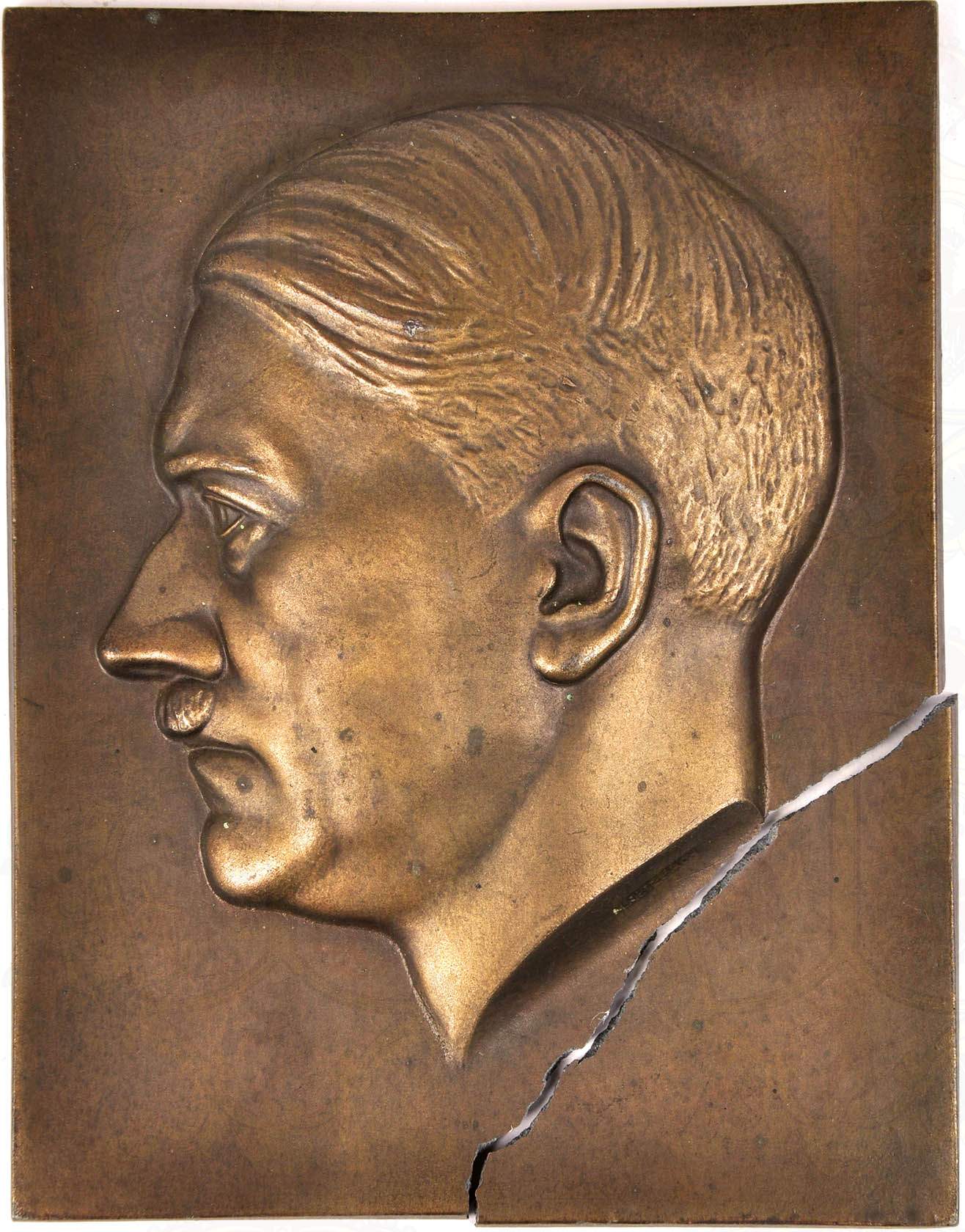 PORTRAIT-PLAKETTE ADOLF HITLER, Kopfportrait im Profil, halbhohler, bronzierter Zink-Guss, sign. "M.