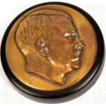 BRIEFBESCHWERER, Relief Adolf Hitler, Kopfportrait im Profil, Bronze, bez. "IWF", Ø 80 mm, auf