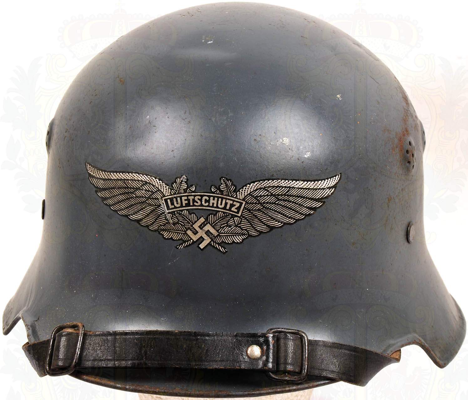 LUFTSCHUTZHELM M 38, Stahlglocke m. graublauer Lackierung u. Emblem, seitlich je 2 Lüftungssiebe,