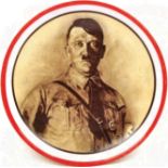 ERINNERUNGS-WANDTELLER, weißes Porzellan, Siebdruck-Aufglasur Brustportrait A. Hitler in Uniform