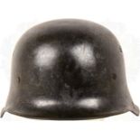 STAHLHELM FEUERLÖSCHPOLIZEI, schwarz lackiert, je 2 gestanzte Lüftungssiebe, Embleme ausgekratzt,