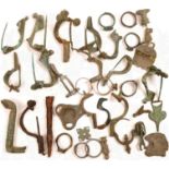 KONVOLUT BODENFUNDE, ges. 37 St., Bronze u. Silber, dabei: Gewandfibeln, Fingerringe, Miniatur-