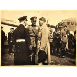 FOTO ADOLF HITLER, Momentaufnahme auf einem Flugfeld, im Gespräch mit General der Infanterie