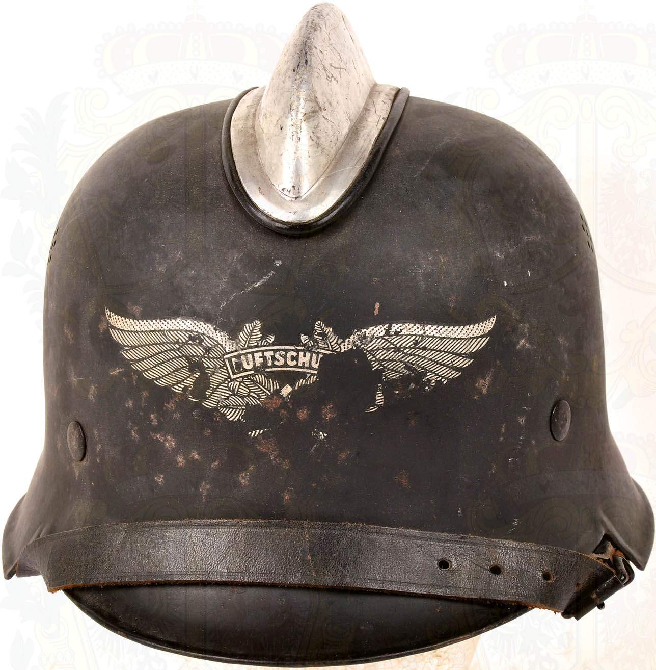 LUFTSCHUTZ-STAHLHELM, Form ähnl. M 35, mattgraugrüne Glocke, blanker Alu.-Kamm, LS-Emblem stark