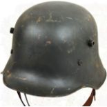 STAHLHELM M 18, Gocke m. feldgrauer Lackierung, weißem Leder-Innenfutter u. Kinnriemen aus schwarzem