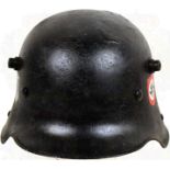 STAHLHELM M 16, schwarz nachlackierte, innen stark narbige Glocke, m. Knöpfen 91 u. verspachtelter