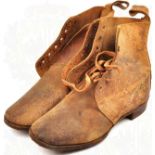 PAAR SCHNÜRSCHUHE M 1914, braunes Leder m. Einstiegsschlaufen, tls. etwas rauh, Kammerstücke m.