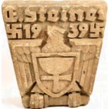 TÜRSTEIN, Sandstein, m. halbplastischem Adler u. Wappenschild in Form einer Schale auf einem