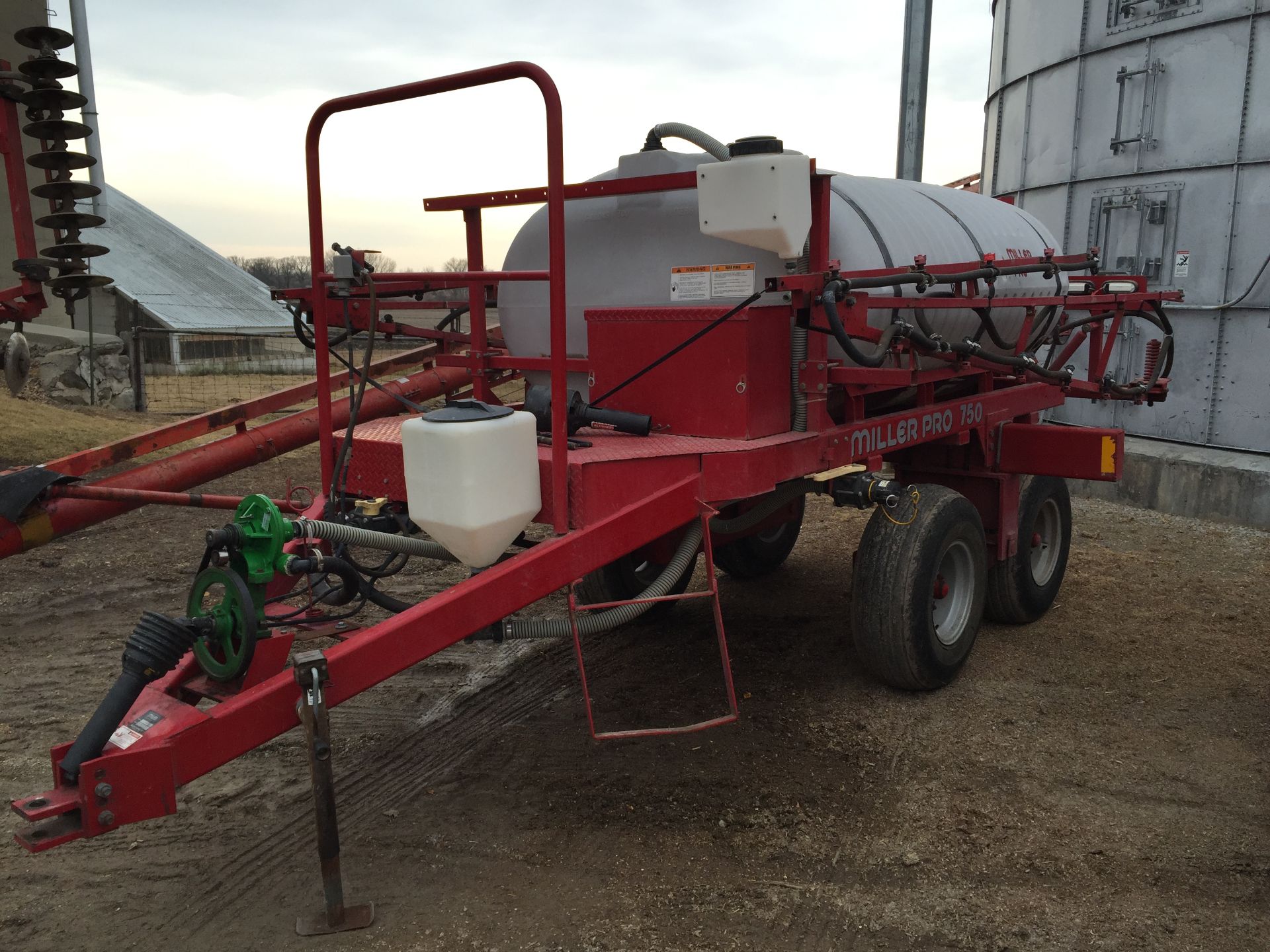 Miller Pro 750 pull sprayer, new pump, 45' boom