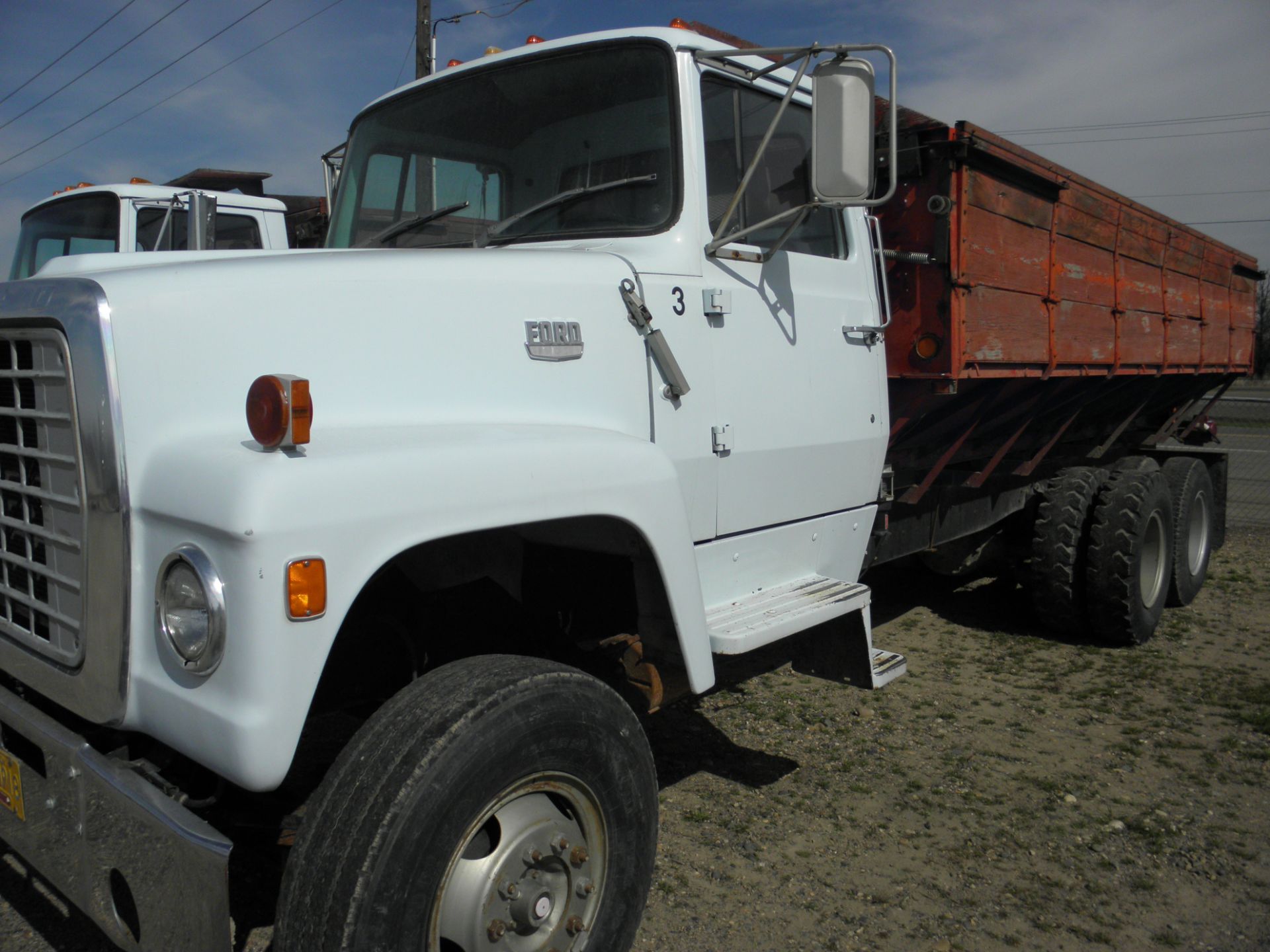 1974 Ford 700 tandem V-8 5spd 4spd 20' belt bulk bed